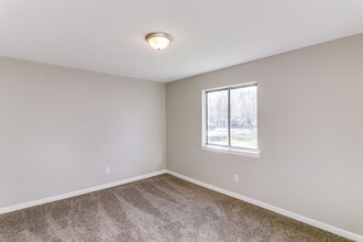 Silver Maple Village Apartments in Holt, MI - Building Photo - Building Photo