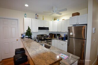 66 Egmont St, Unit 2 in Brookline, MA - Foto de edificio - Building Photo