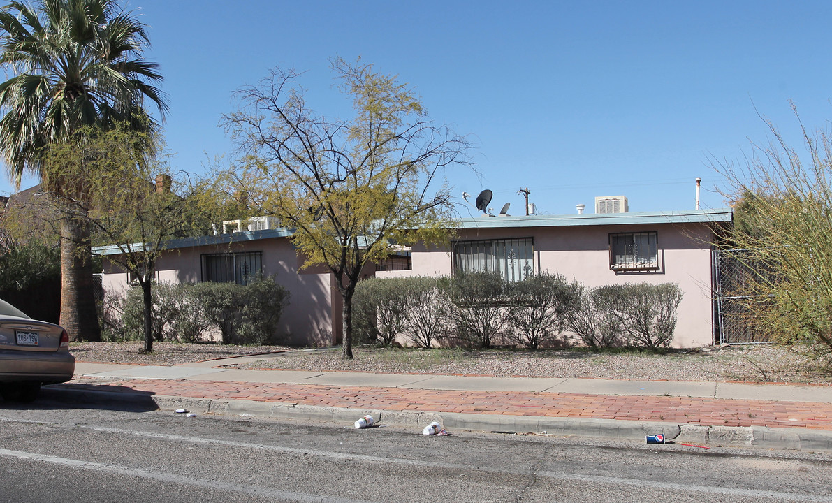 La Clarita Apartments in Tucson, AZ - Building Photo