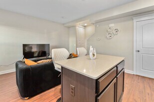 702 E Ferry St in Detroit, MI - Building Photo