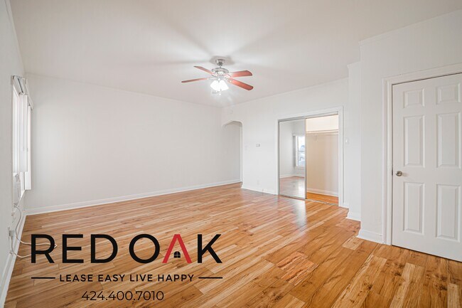 1056 Normandie Ave in Los Angeles, CA - Foto de edificio - Building Photo