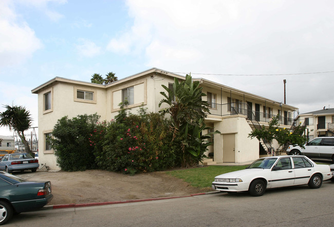 2211 S Genesee Ave in Los Angeles, CA - Foto de edificio - Building Photo