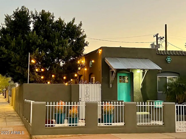 property at 1033 E Roosevelt St