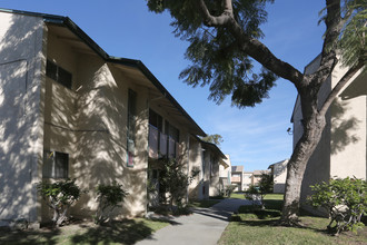 University Gardens in Los Angeles, CA - Building Photo - Building Photo