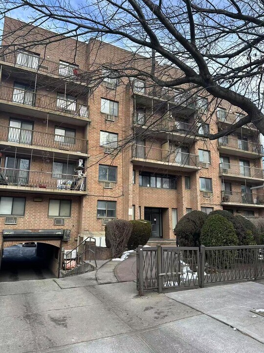 147- 45 Barclay Ave in Queens, NY - Building Photo