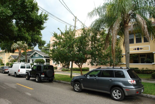 1806 W Morrison Ave in Tampa, FL - Foto de edificio - Building Photo