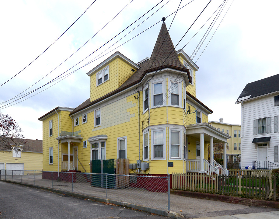 585 Broadway in Pawtucket, RI - Foto de edificio