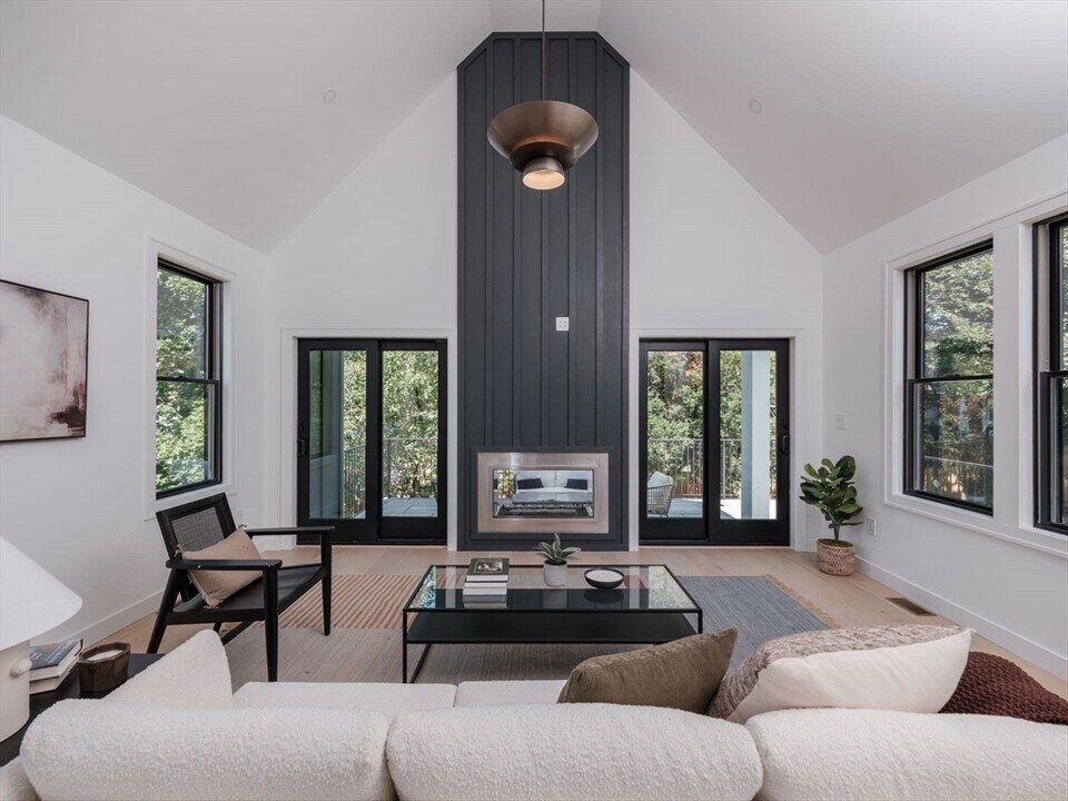 8 Elizabeth Ln in Hingham, MA - Building Photo