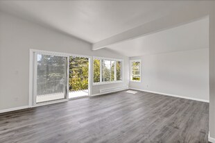 10607 Des Moines Memorial Dr in Seattle, WA - Building Photo