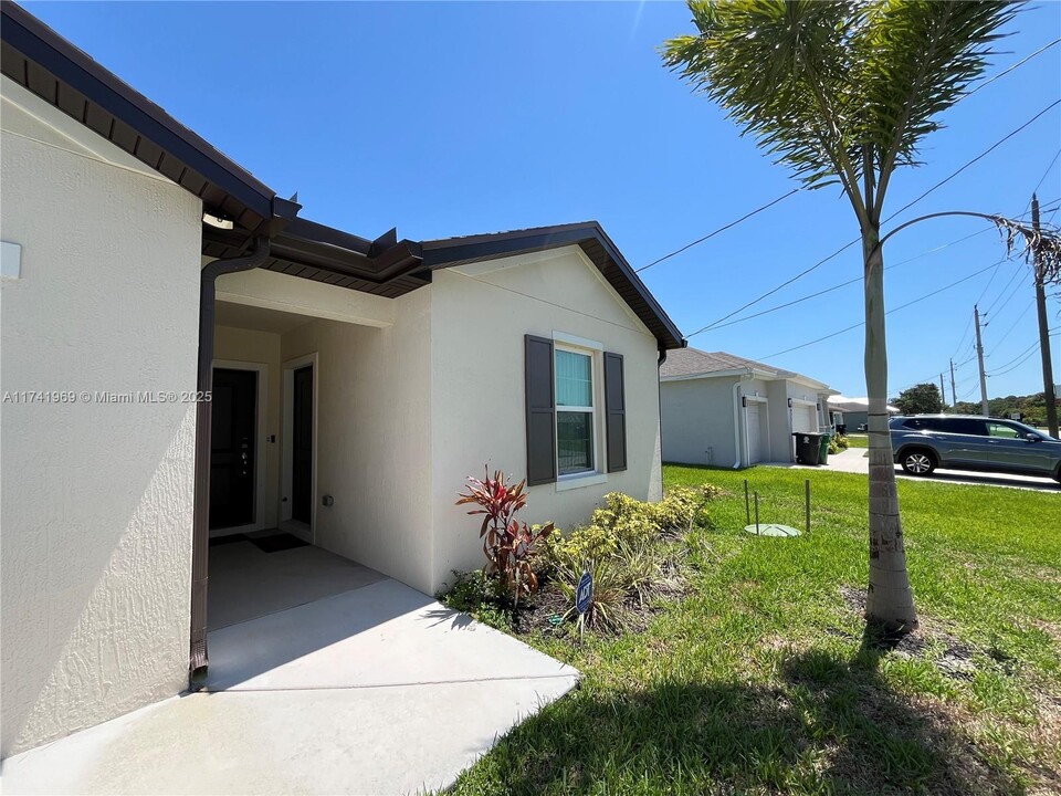 1685 SW Edinburgh Dr in Port St. Lucie, FL - Building Photo