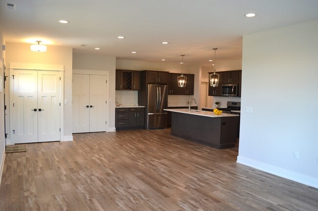 306 NW 3rd St, Unit 306 in Monroe, WI - Foto de edificio - Building Photo