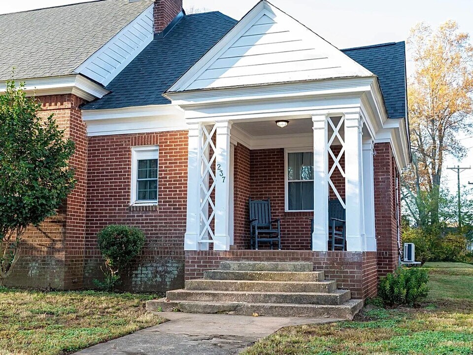 237 Brevard St in Statesville, NC - Building Photo