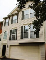 1713 Michael Dr in Pittsburgh, PA - Building Photo