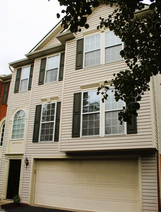 1713 Michael Dr in Pittsburgh, PA - Building Photo