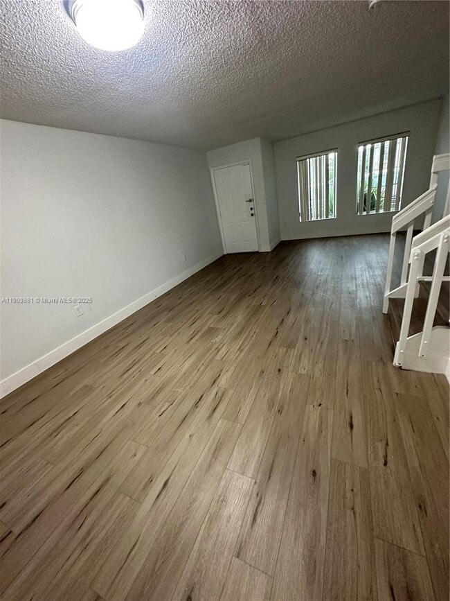 9187 Fontainebleau Blvd in Miami, FL - Building Photo - Building Photo