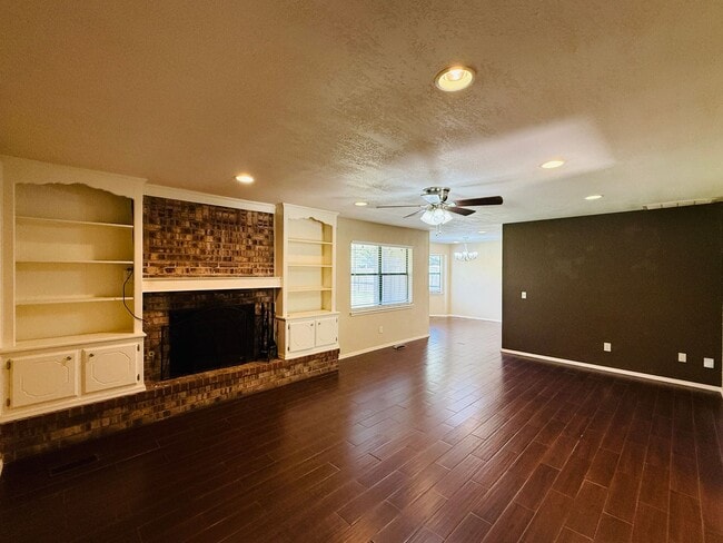 1135 W Johnathan Way in Mustang, OK - Building Photo - Building Photo