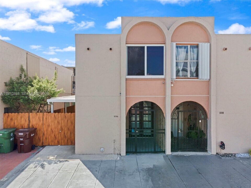 1096 W 42nd Pl in Hialeah, FL - Building Photo