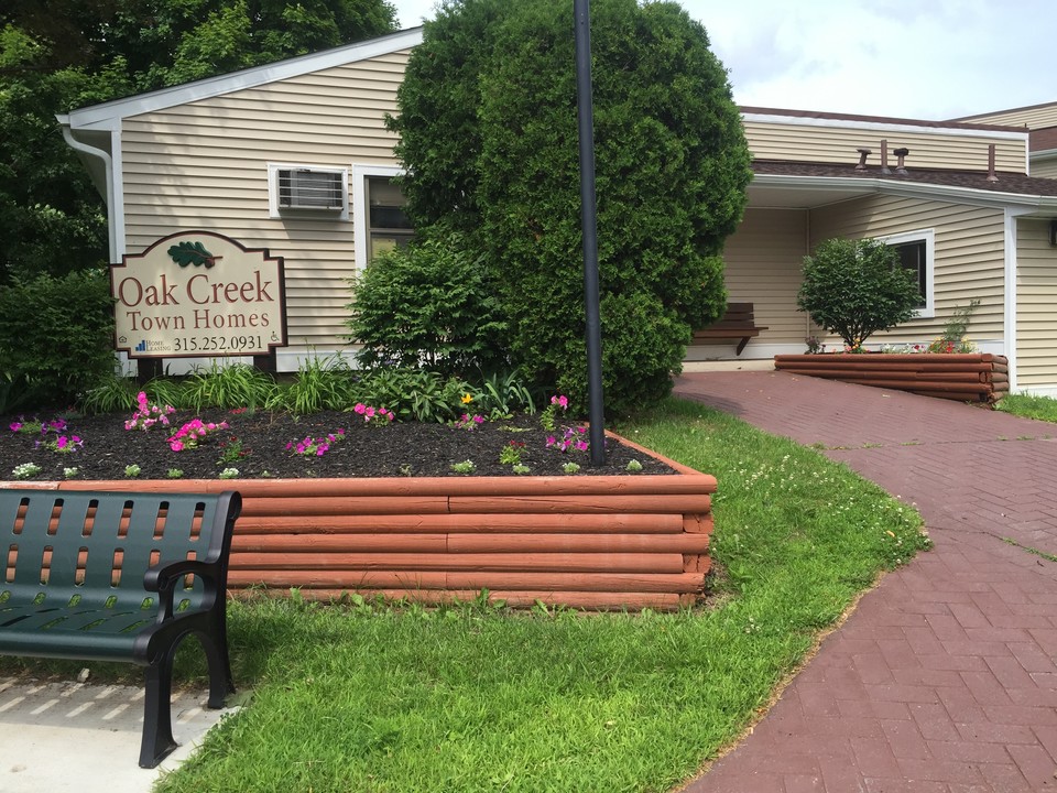 Oak Creek Townhomes in Auburn, NY - Building Photo