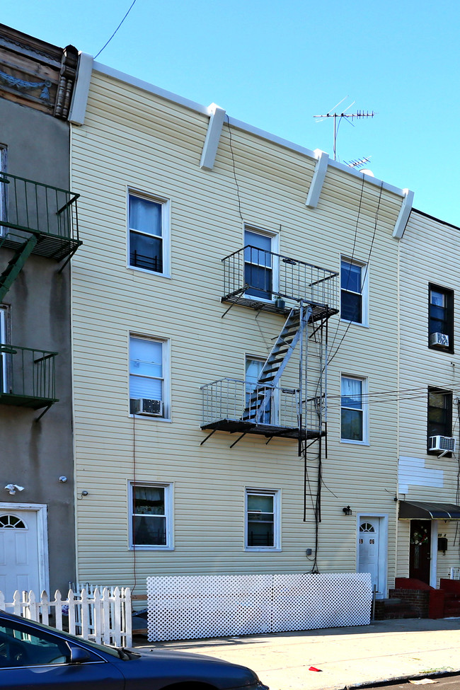 8906 95th Ave in Ozone Park, NY - Building Photo - Building Photo