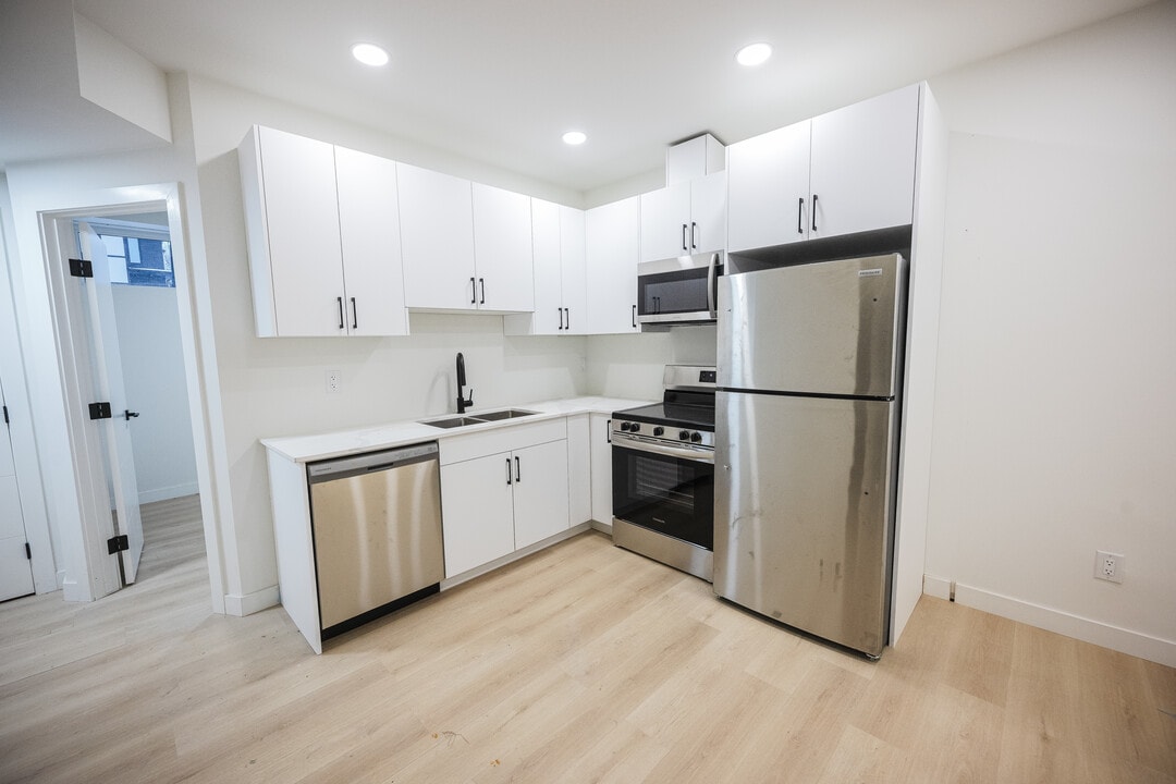 412 Ferry Rd in Winnipeg, MB - Building Photo