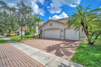 5271 SW 173rd Ave in Miramar, FL - Foto de edificio - Building Photo