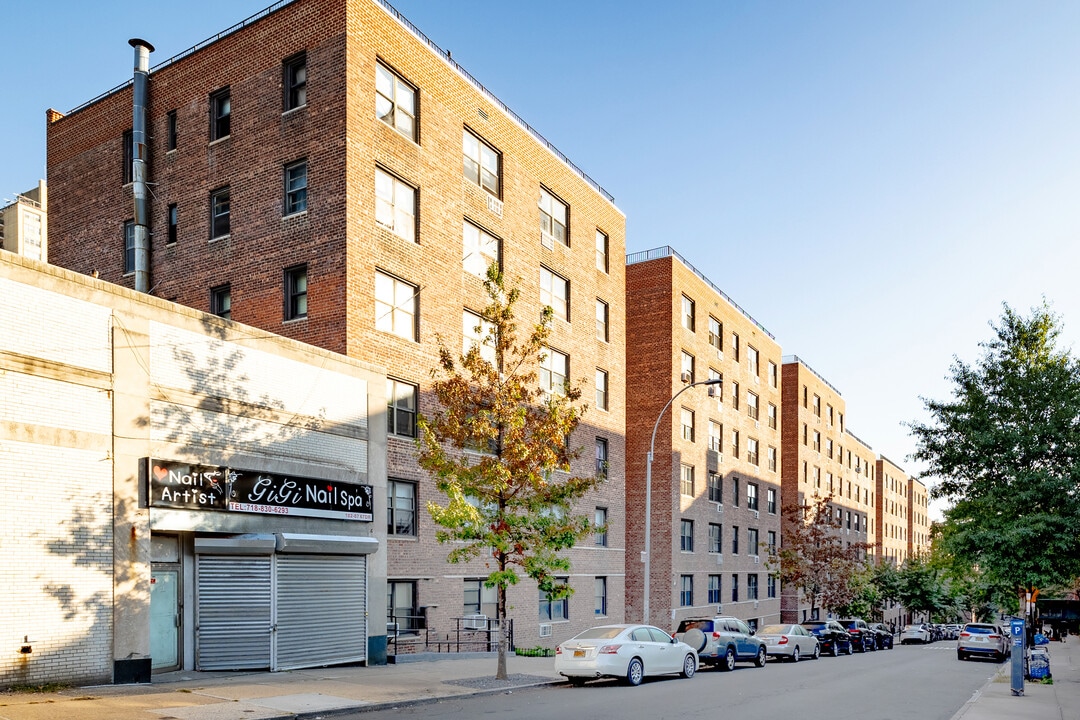 Monaco in Forest Hills, NY - Foto de edificio