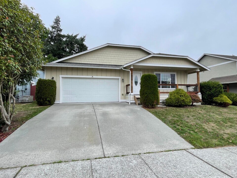 1853 SW Olive St in Oak Harbor, WA - Foto de edificio