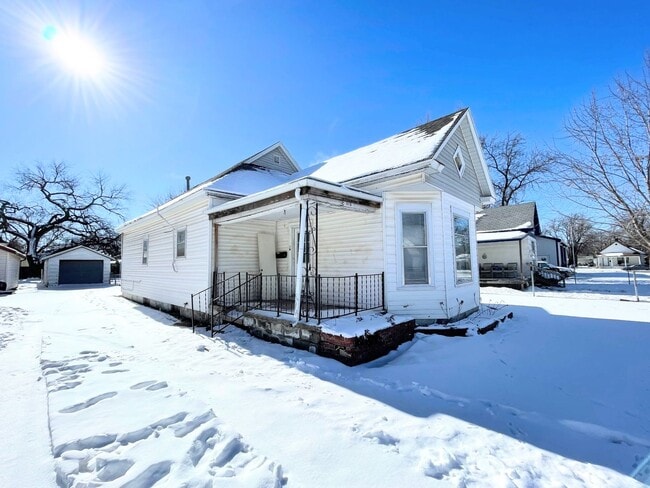 515 E 7th Ave in Hutchinson, KS - Building Photo - Building Photo