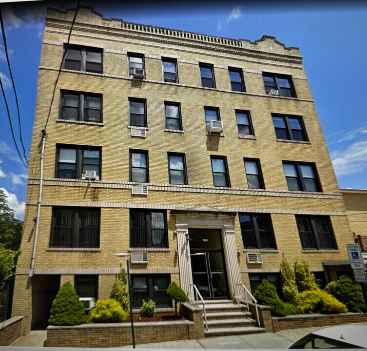 287 Lawton Ave in Cliffside Park, NJ - Building Photo