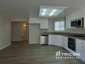 37618 12th St E in Palmdale, CA - Building Photo - Building Photo