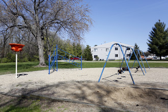 Willow Oaks Apartments in Pekin, IL - Building Photo - Building Photo