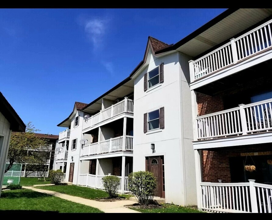 231 S Gregory St in Aurora, IL - Building Photo