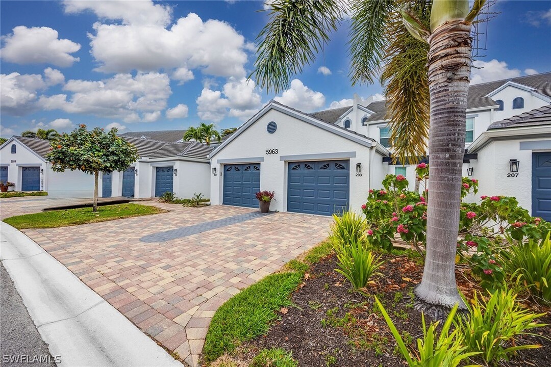 5963 Sand Wedge Ln in Naples, FL - Foto de edificio