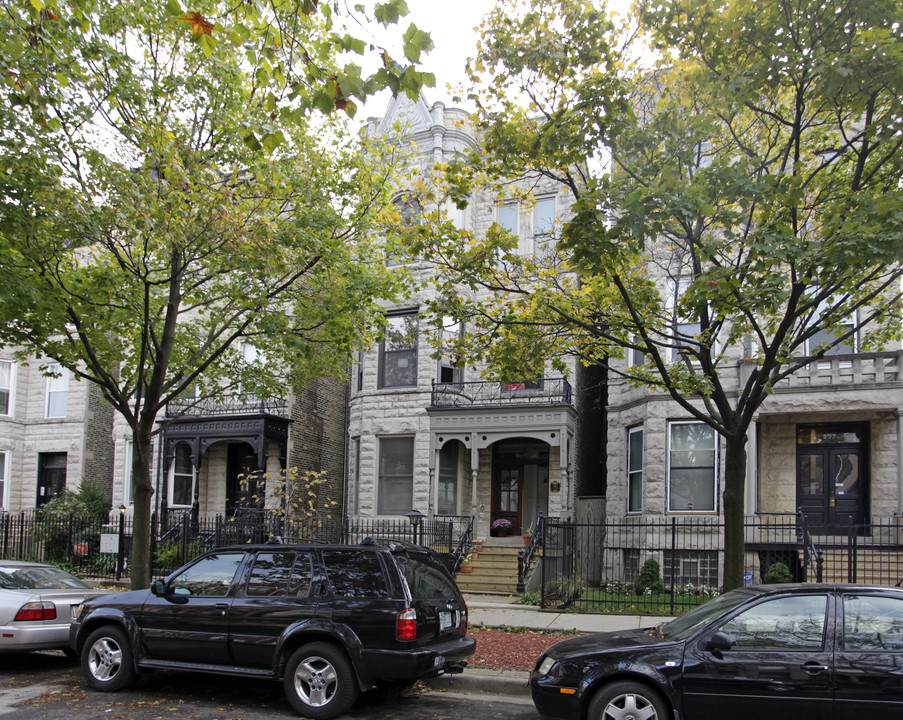 933 W Newport Ave in Chicago, IL - Foto de edificio