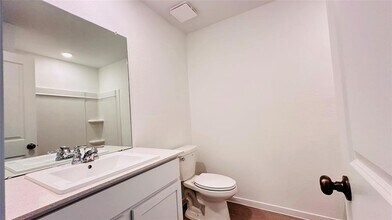 206 Amy St in Angleton, TX - Building Photo - Building Photo