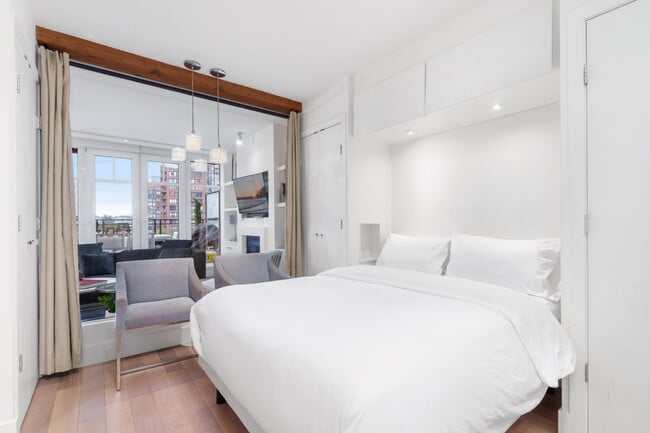 1275 Hamilton St in Vancouver, BC - Building Photo - Building Photo