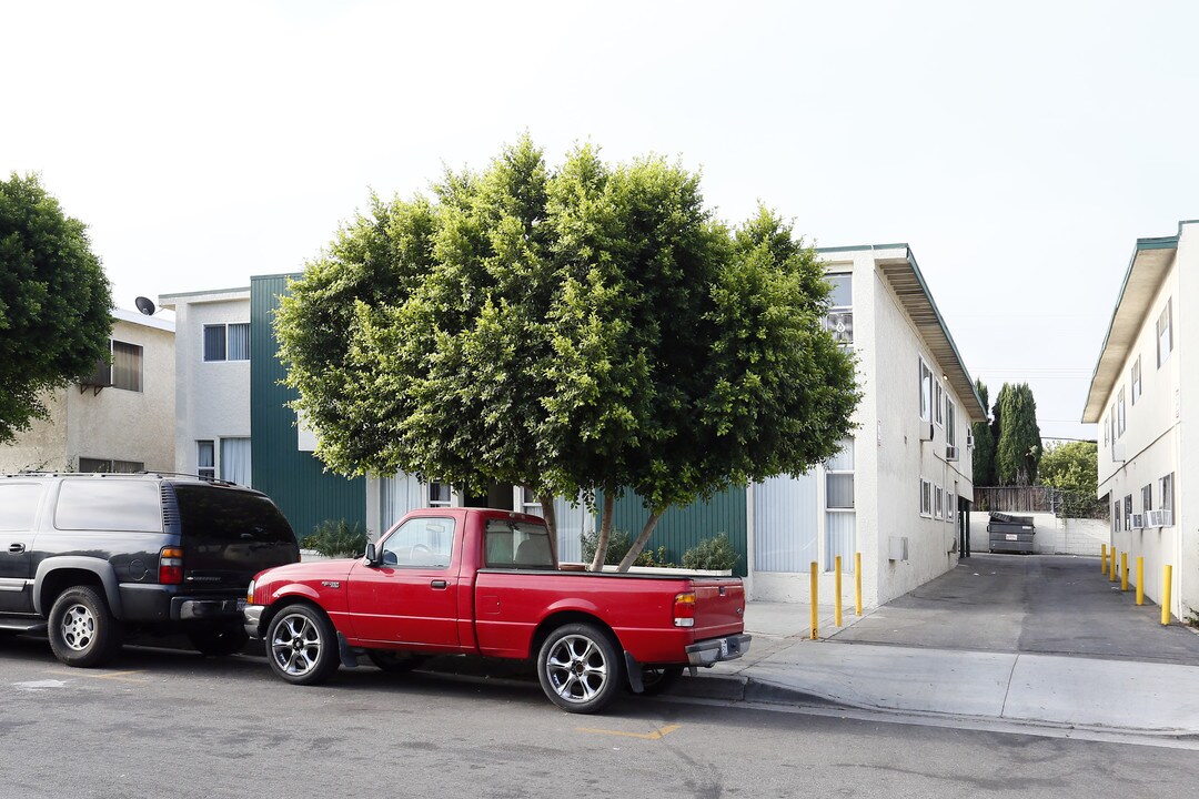 19050 Bryant St in Northridge, CA - Foto de edificio