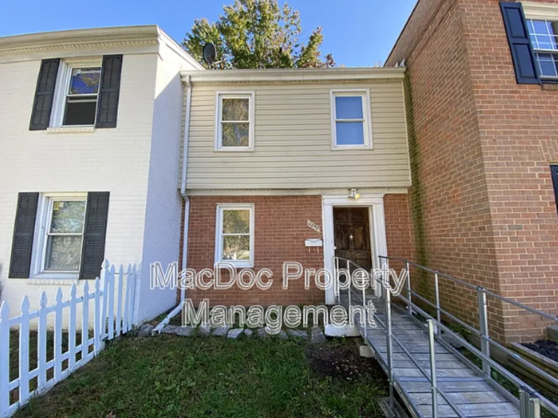 2855 Gloucester Ct in Woodbridge, VA - Foto de edificio