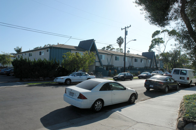 The Chalet in Goleta, CA - Foto de edificio - Building Photo