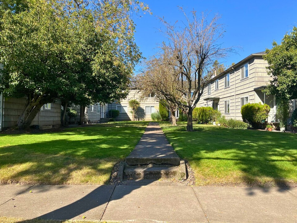 1891 High St in Eugene, OR - Foto de edificio