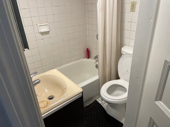 686 Parker St, Unit Parker St #2 in Boston, MA - Foto de edificio - Building Photo