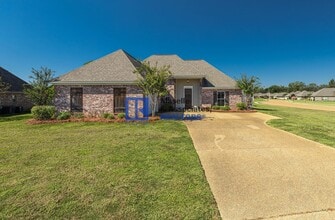 2301 Wilshire Pl in Madison, MS - Building Photo - Building Photo