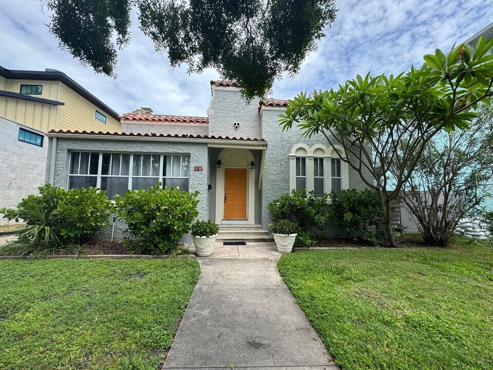 125 Adalia Ave in Tampa, FL - Foto de edificio
