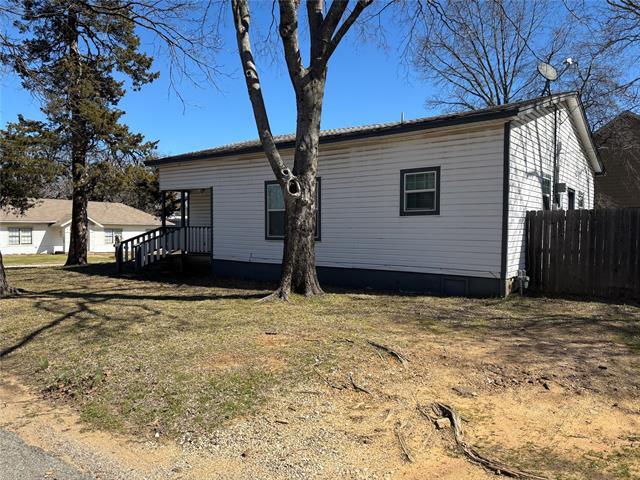 1130 W Day St in Denison, TX - Building Photo