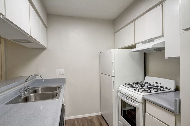 Miller Square & Spanish Trails in Austin, TX - Foto de edificio - Building Photo