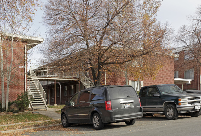 Foothill Terrace Apartments in Salt Lake City, UT - Foto de edificio - Building Photo