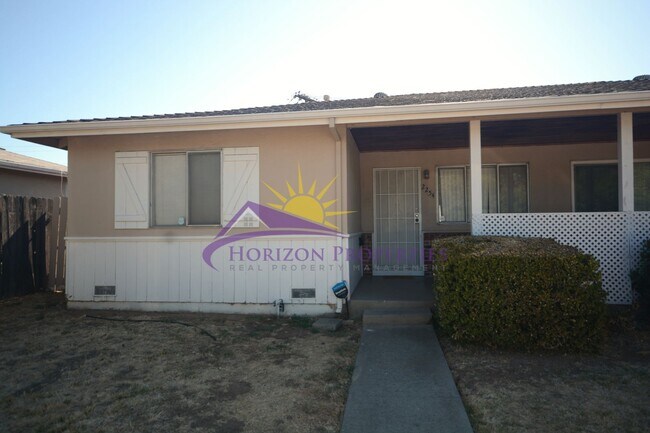 2252-2254 Royale Rd in Sacramento, CA - Foto de edificio - Building Photo
