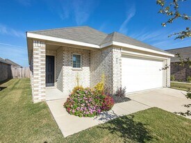 1604 Luke St in Ennis, TX - Building Photo