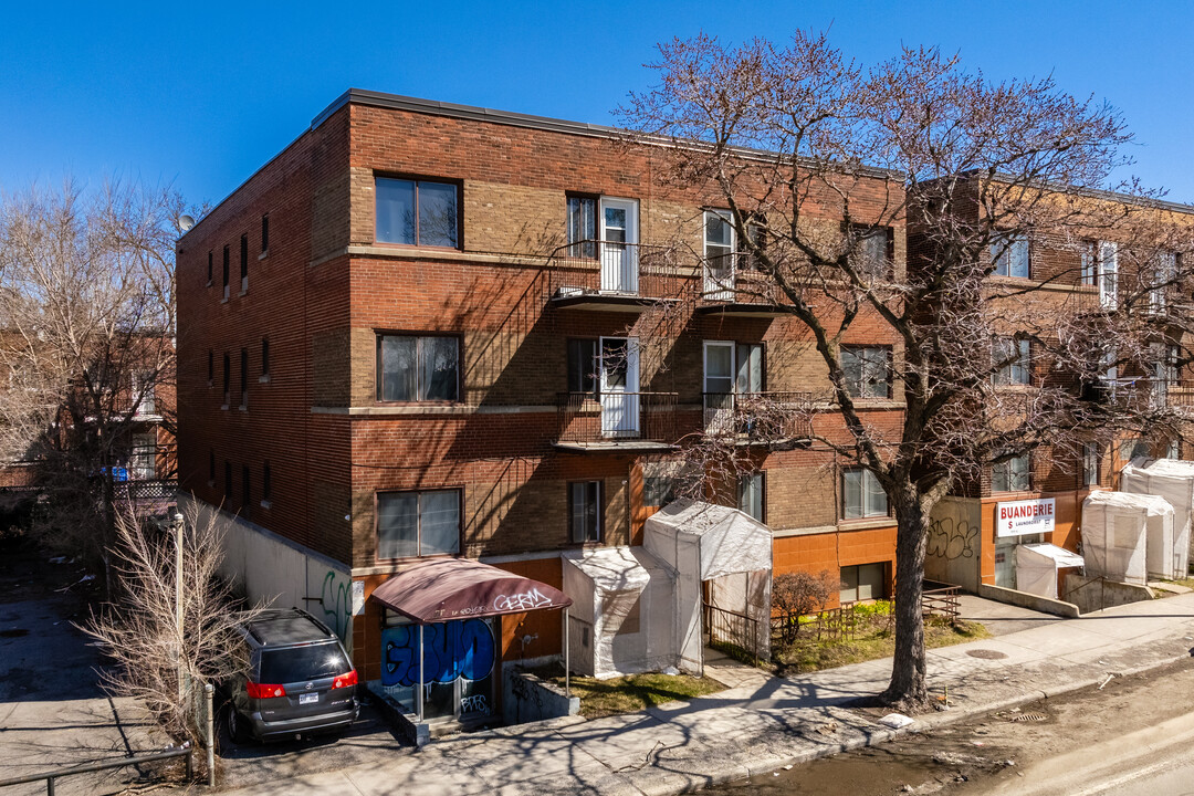 5875 Décarie Boul in Montréal, QC - Building Photo