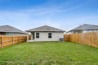348 Globe Mallow Cir in Kyle, TX - Foto de edificio - Building Photo